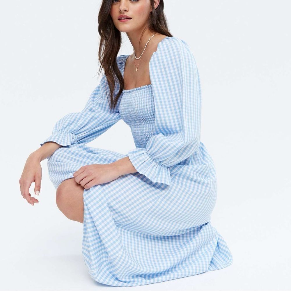 New Look Petite shirred textured midi dress in blue gingham - Picture 3 of 8